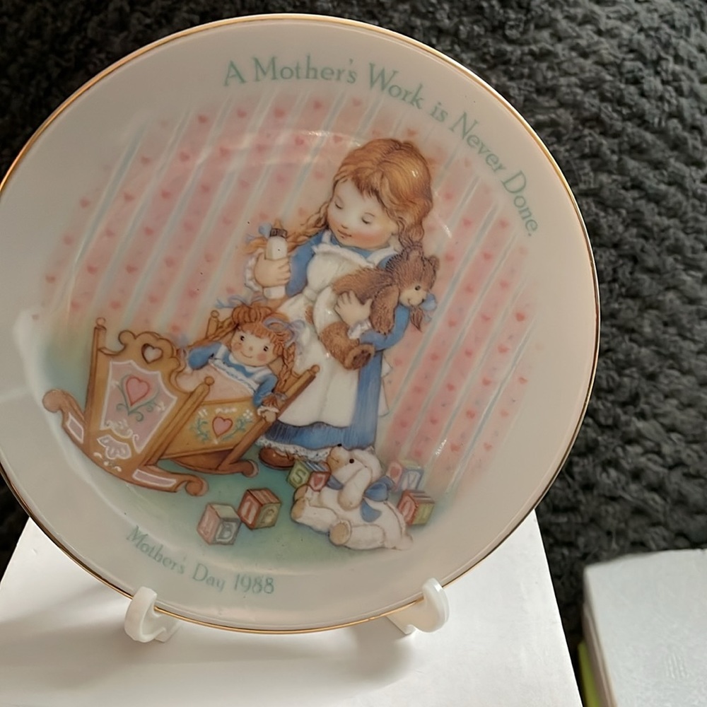 Avon collectible Mother’s Day plates. - Picture 2 of 6